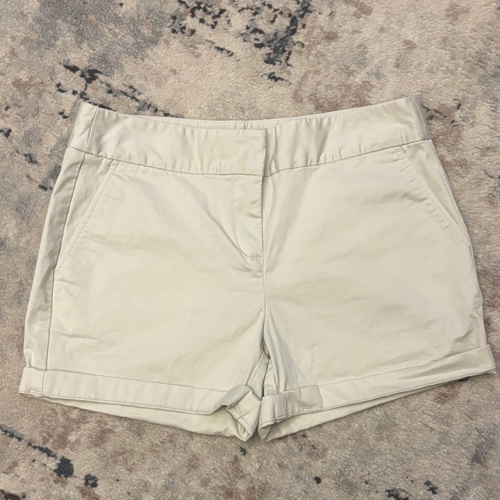 Vineyard Vines Women's Cream colored Shorts size 4